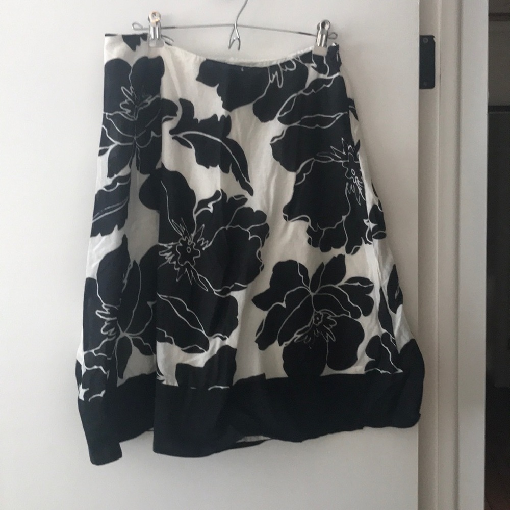 Black & Cream White House l Black Market skirt